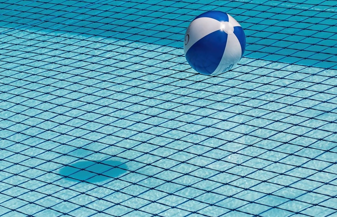 Attention, les ballons gonflables peuvent cacher une femme dans une piscine