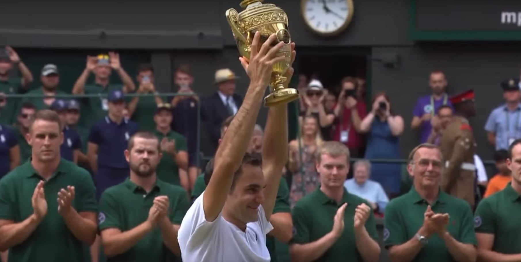 Devinette : 8e sacre, 3e place mondiale, 1h41, tu me réponds Federer à Wimbledon ?