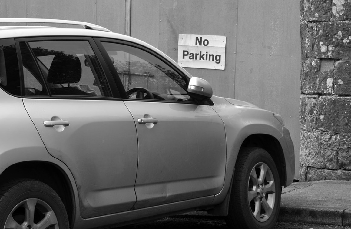 Minute de stress, tu n’as pas le droit de stationner devant ton garage