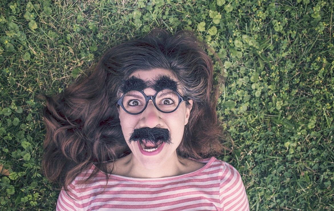 Adopte les sourcils ondulés pour être à la mode, ou pas !