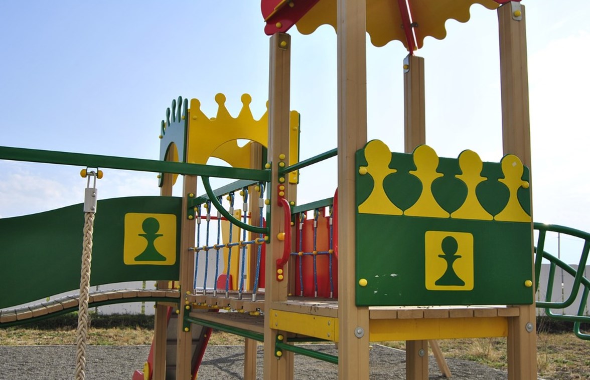 Arrête de descendre du toboggan avec ton enfant !