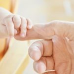 Un bébé né sans peau, une naissance hors du commun