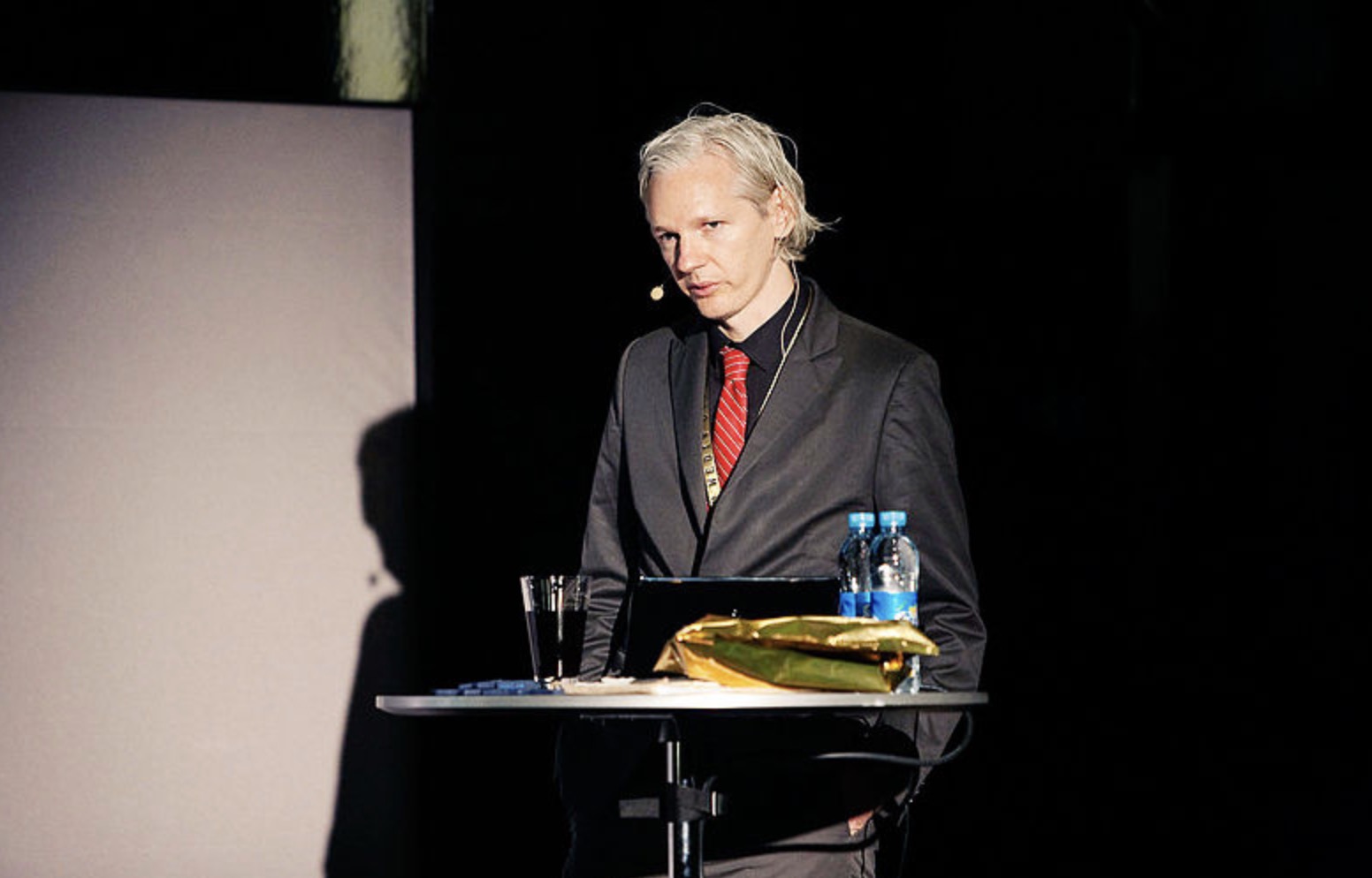 Julian Assange méconnaissable a été arrêté à Londres après 7 ans