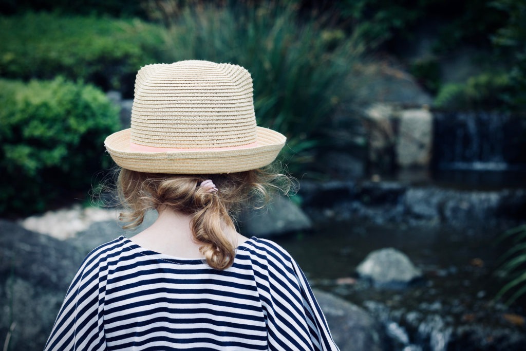 petite fille avec un chapeau de dos