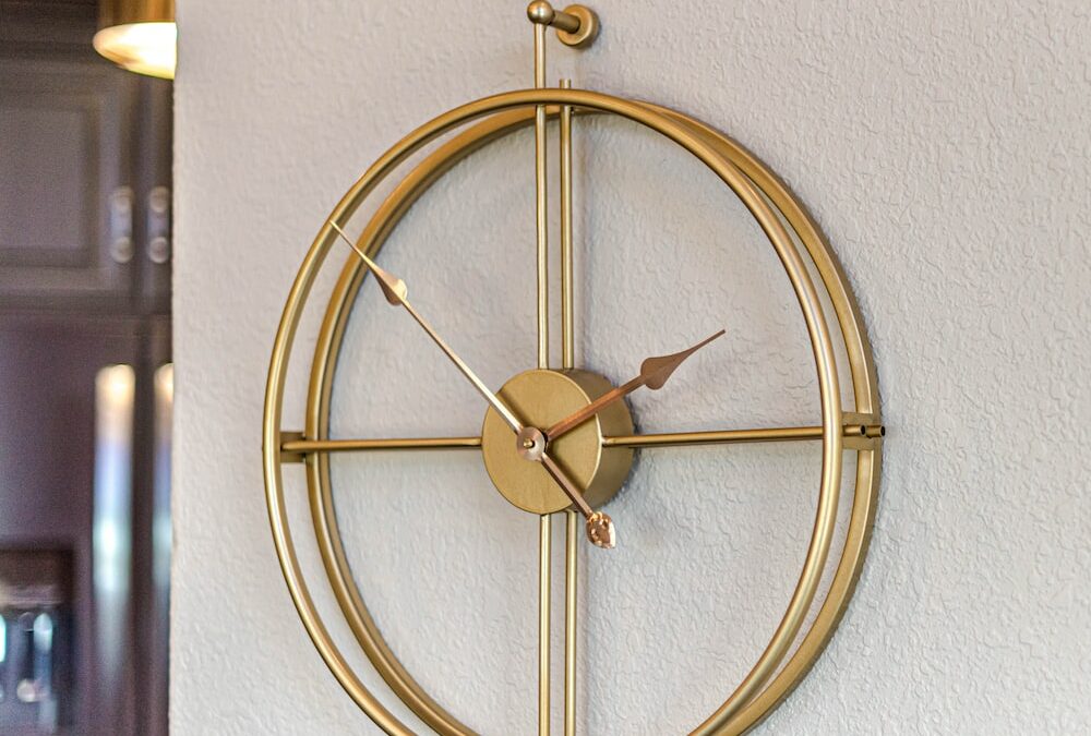 Horloge murale originale : comment l’utiliser pour accentuer votre thème de décoration