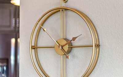 Horloge murale originale : comment l’utiliser pour accentuer votre thème de décoration