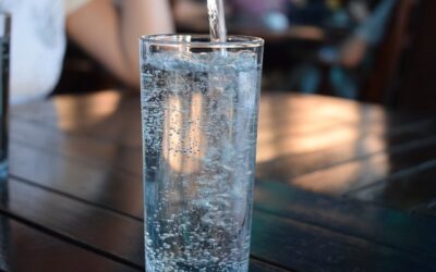 Boire de l’eau minérale pour stimuler son système immunitaire et renforcer sa santé